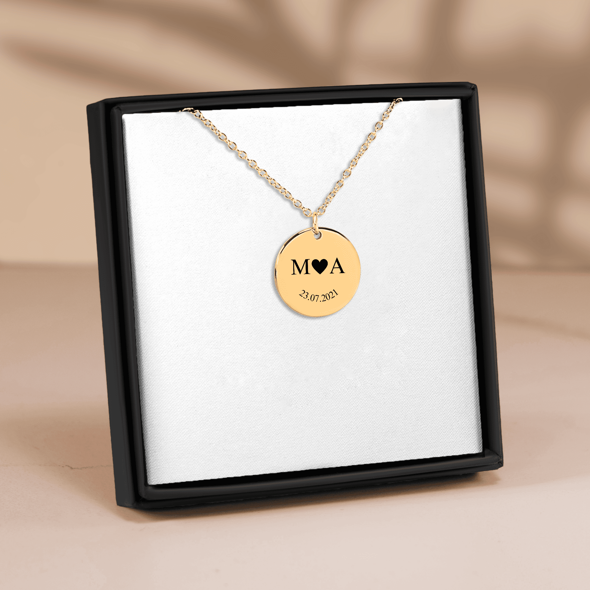 Collier Personnalisé Initiale & Date – Bijou Gravé pour Moment Spécial