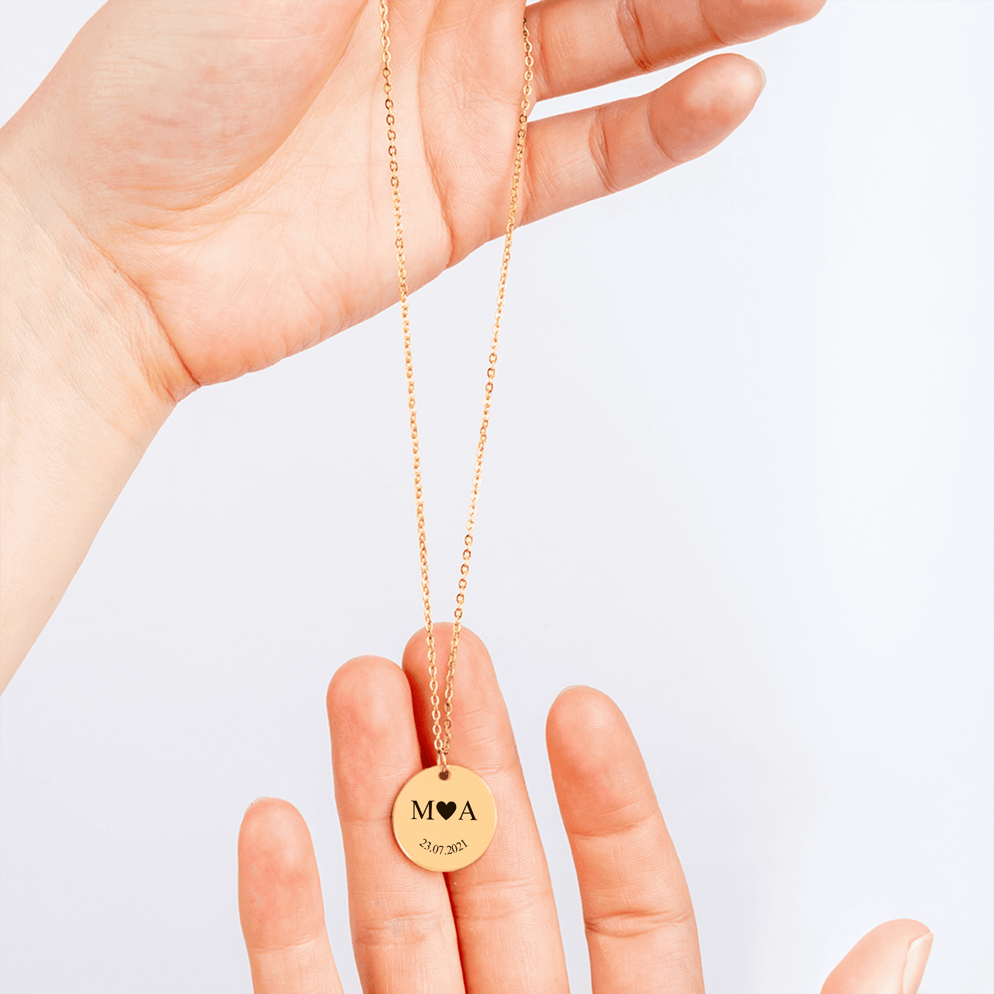 Collier Personnalisé Initiale & Date – Bijou Gravé pour Moment Spécial