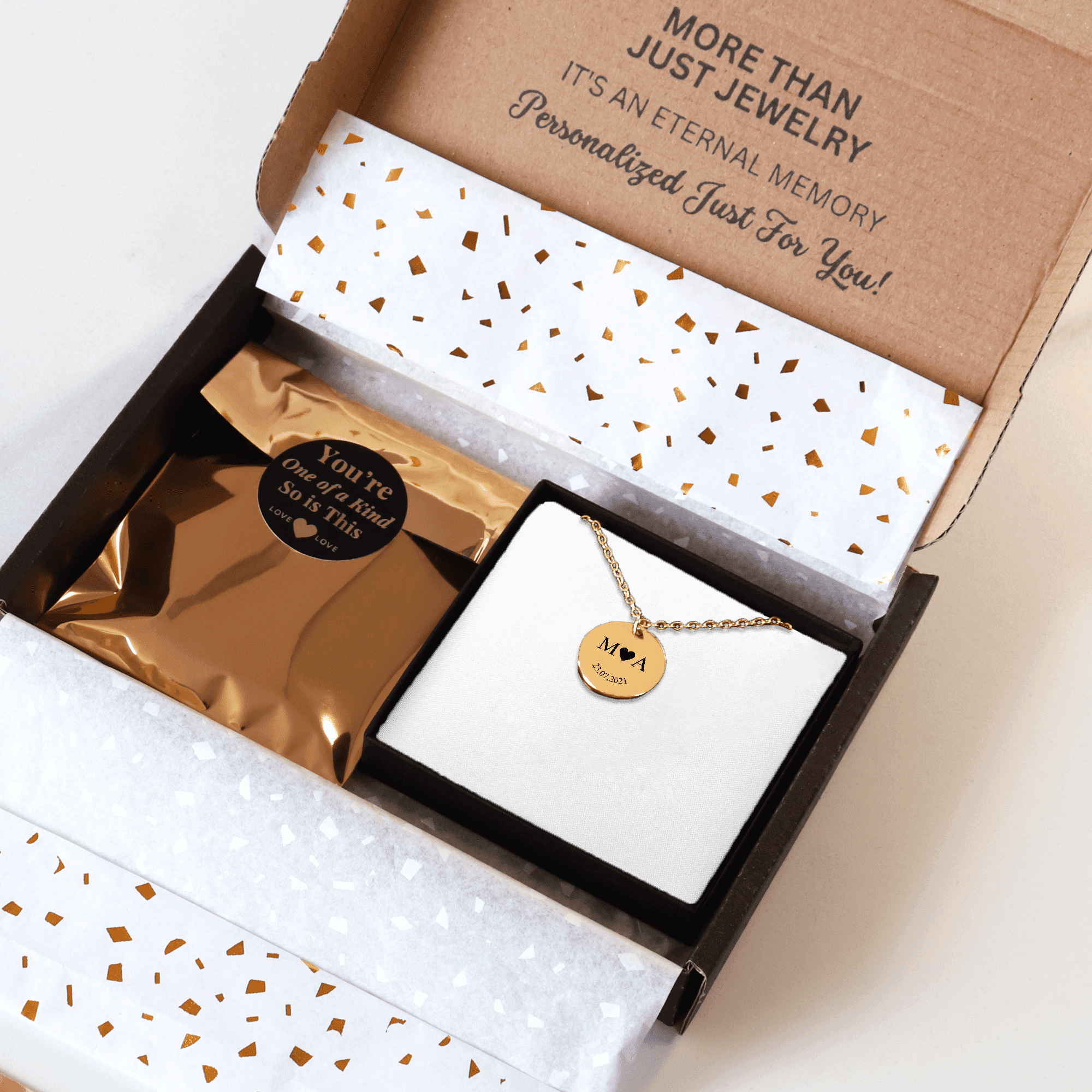 Collier Personnalisé Initiale & Date – Bijou Gravé pour Moment Spécial