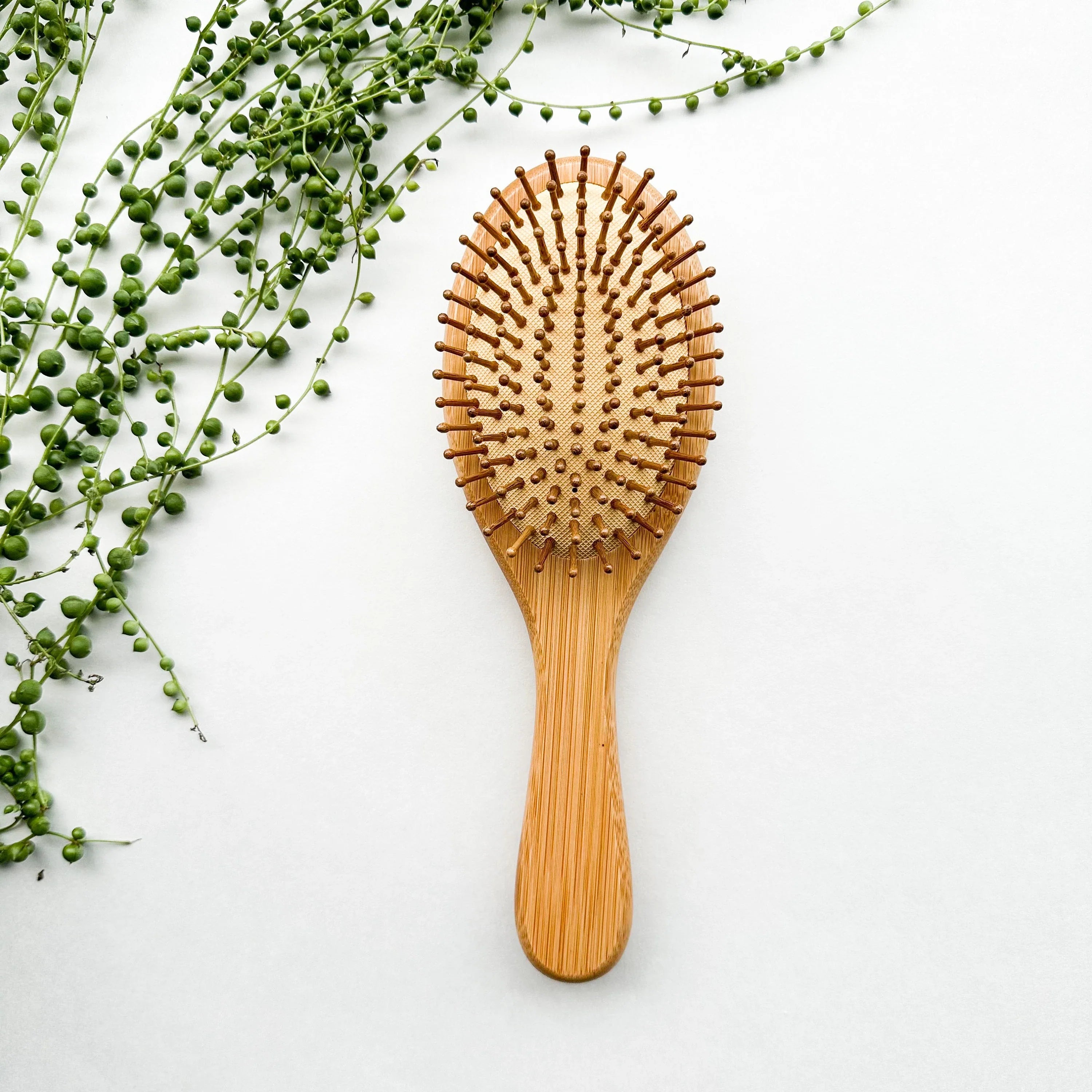 Brosse à cheveux en bambou – Picots doux, manche solide et coiffage confortable