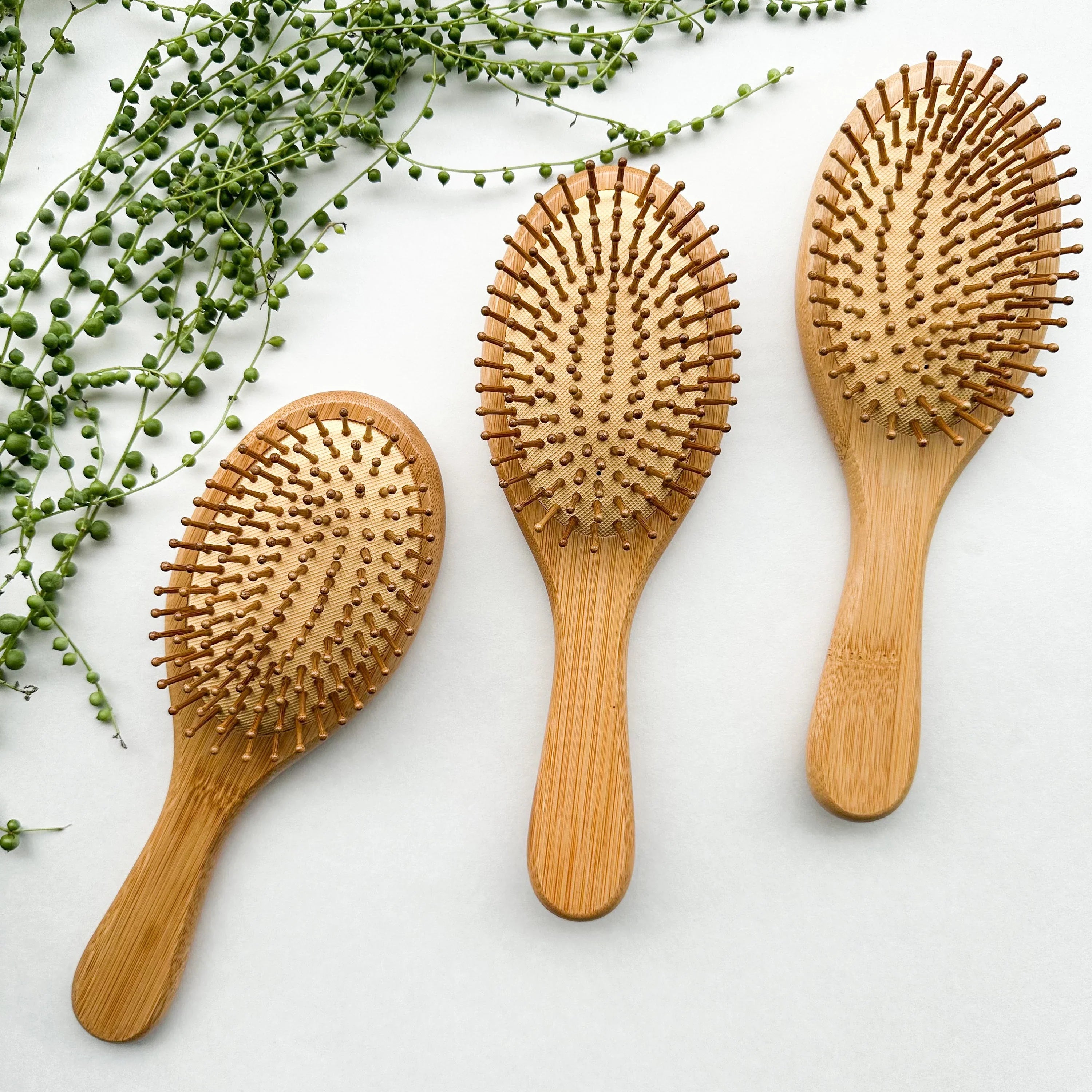 Brosse à cheveux en bambou – Picots doux, manche solide et coiffage confortable