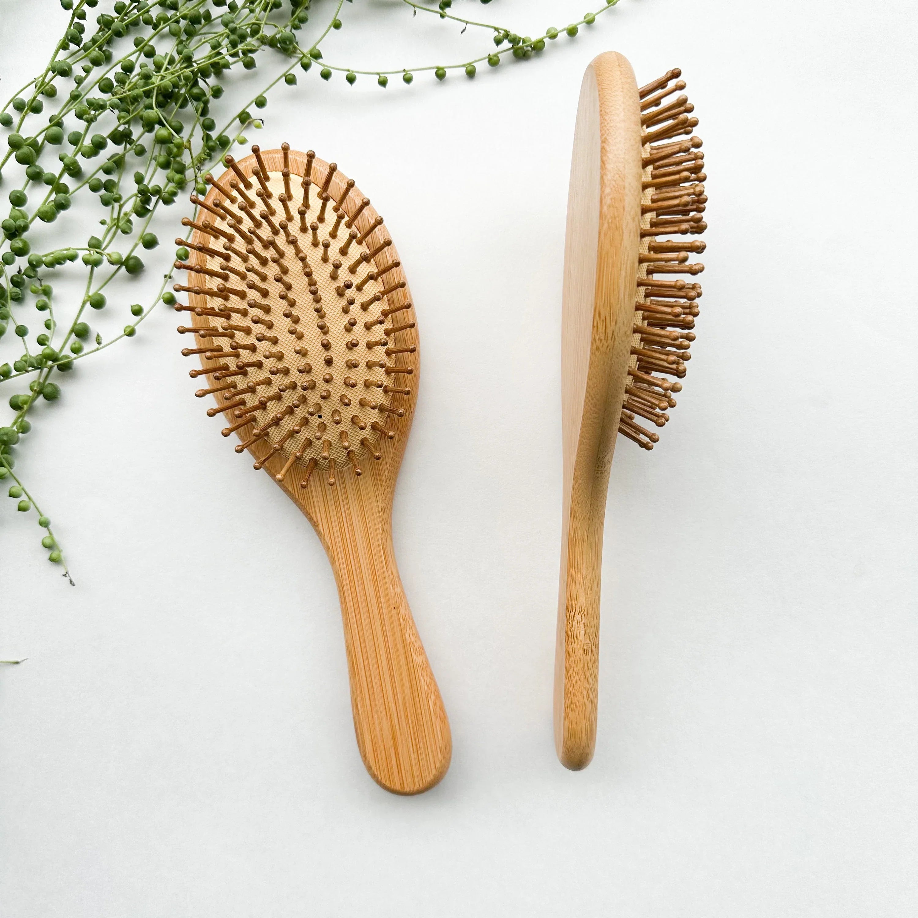 Brosse à cheveux en bambou – Picots doux, manche solide et coiffage confortable