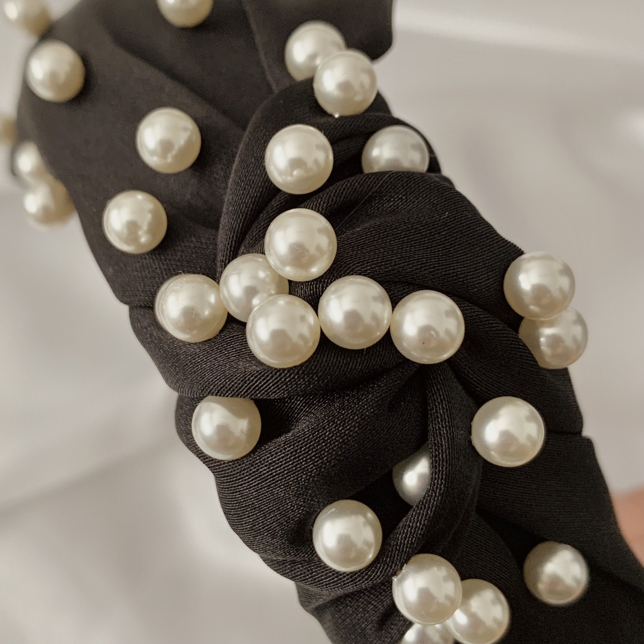 Serre-tête noué en soie et perles