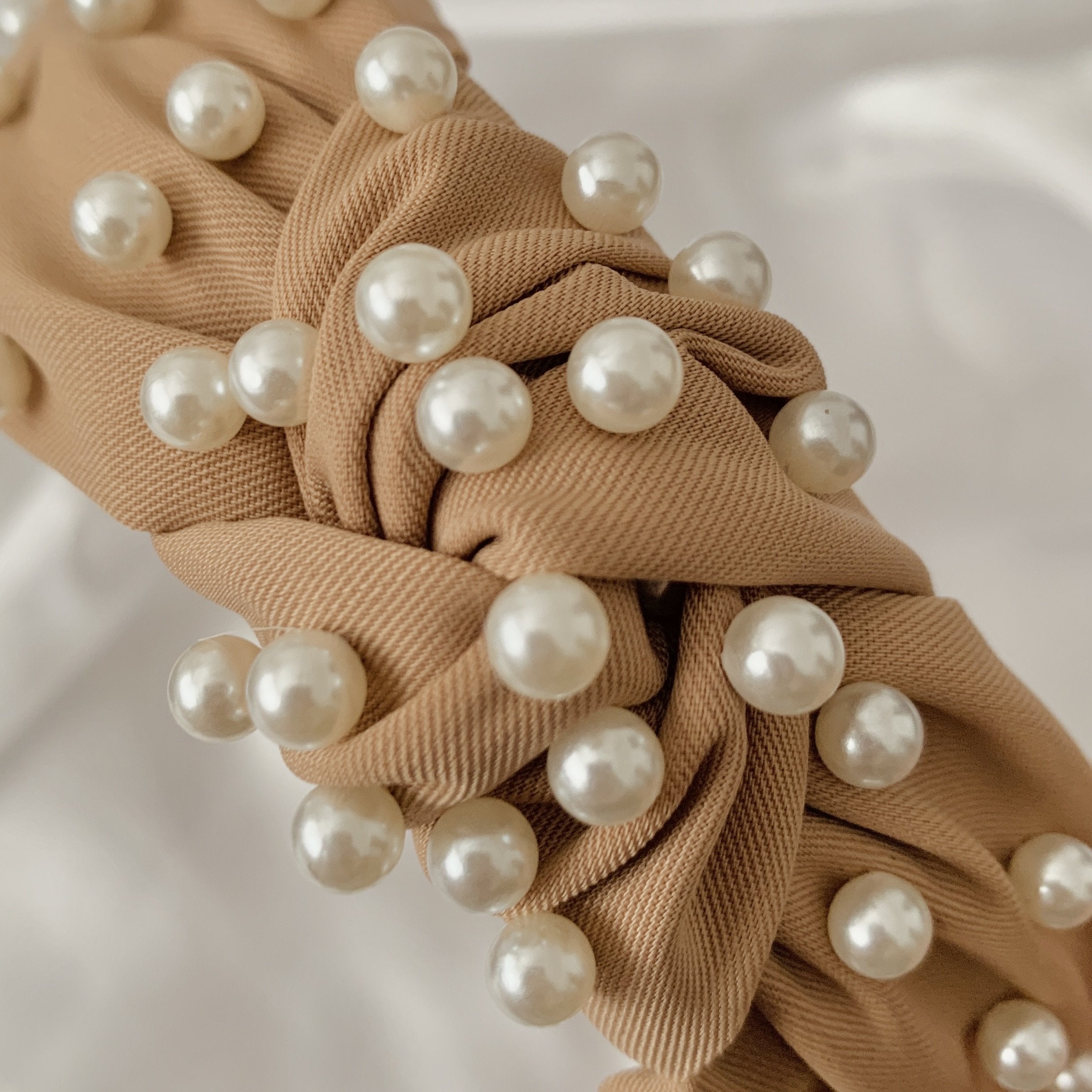 Serre-tête noué en soie et perles