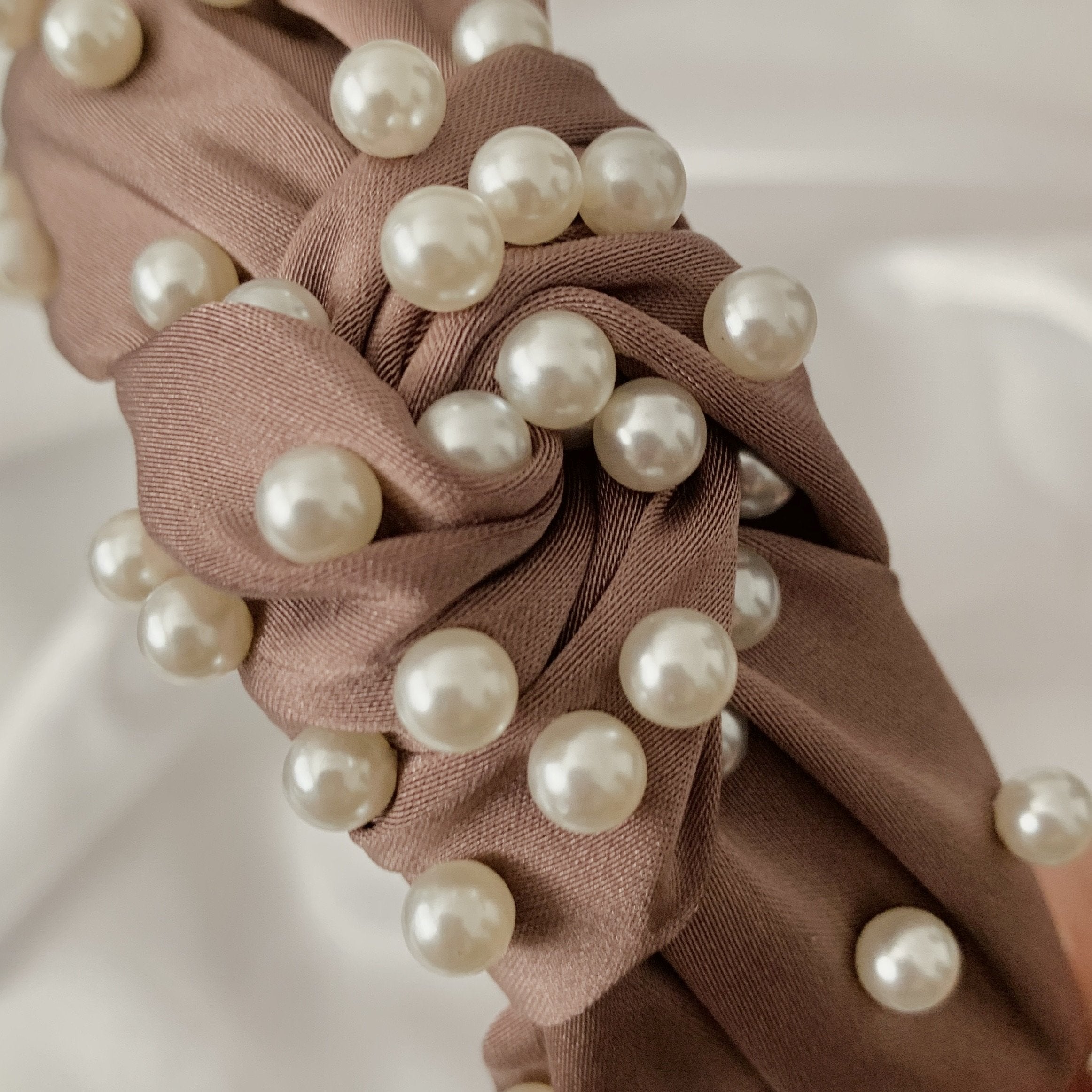 Serre-tête noué en soie et perles