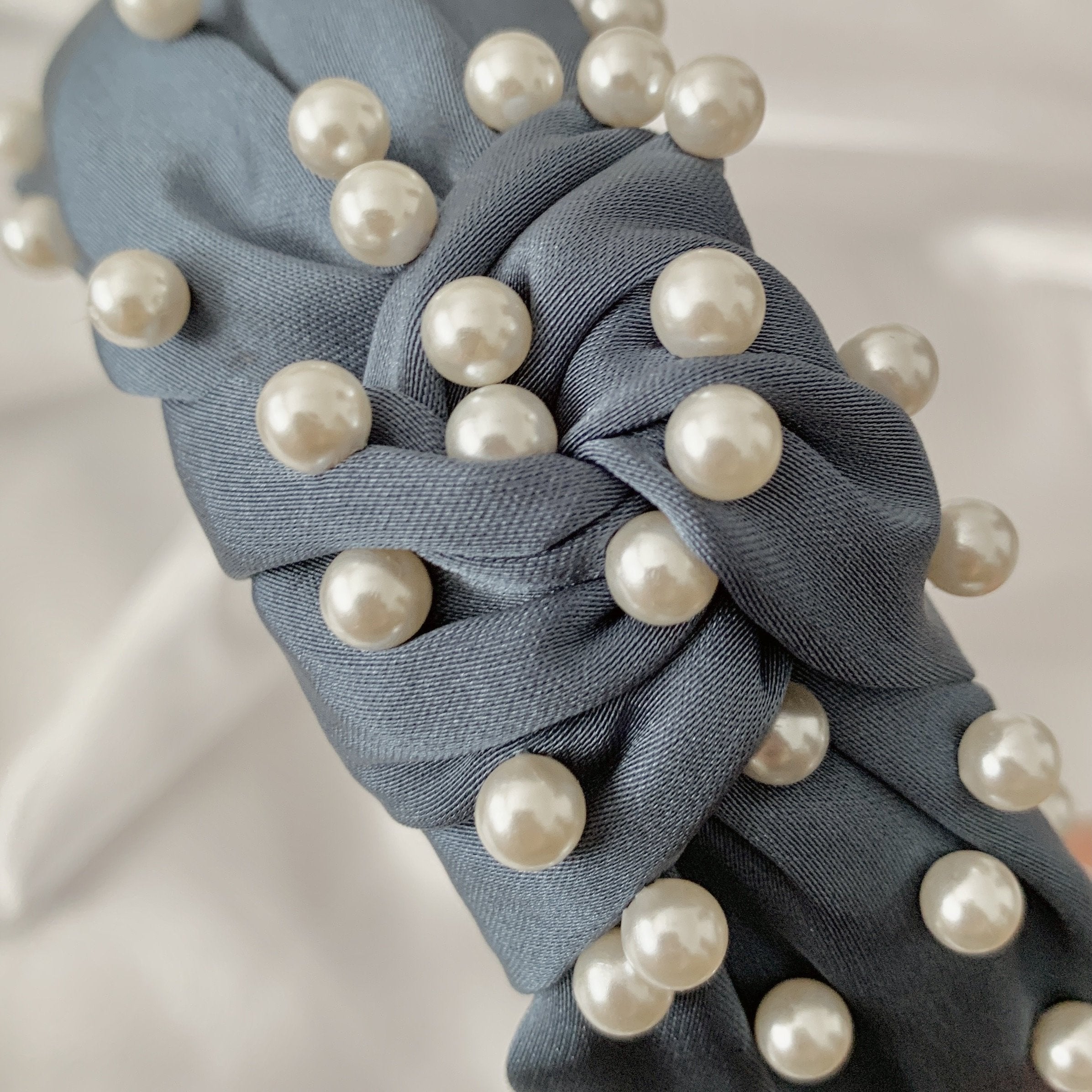 Serre-tête noué en soie et perles